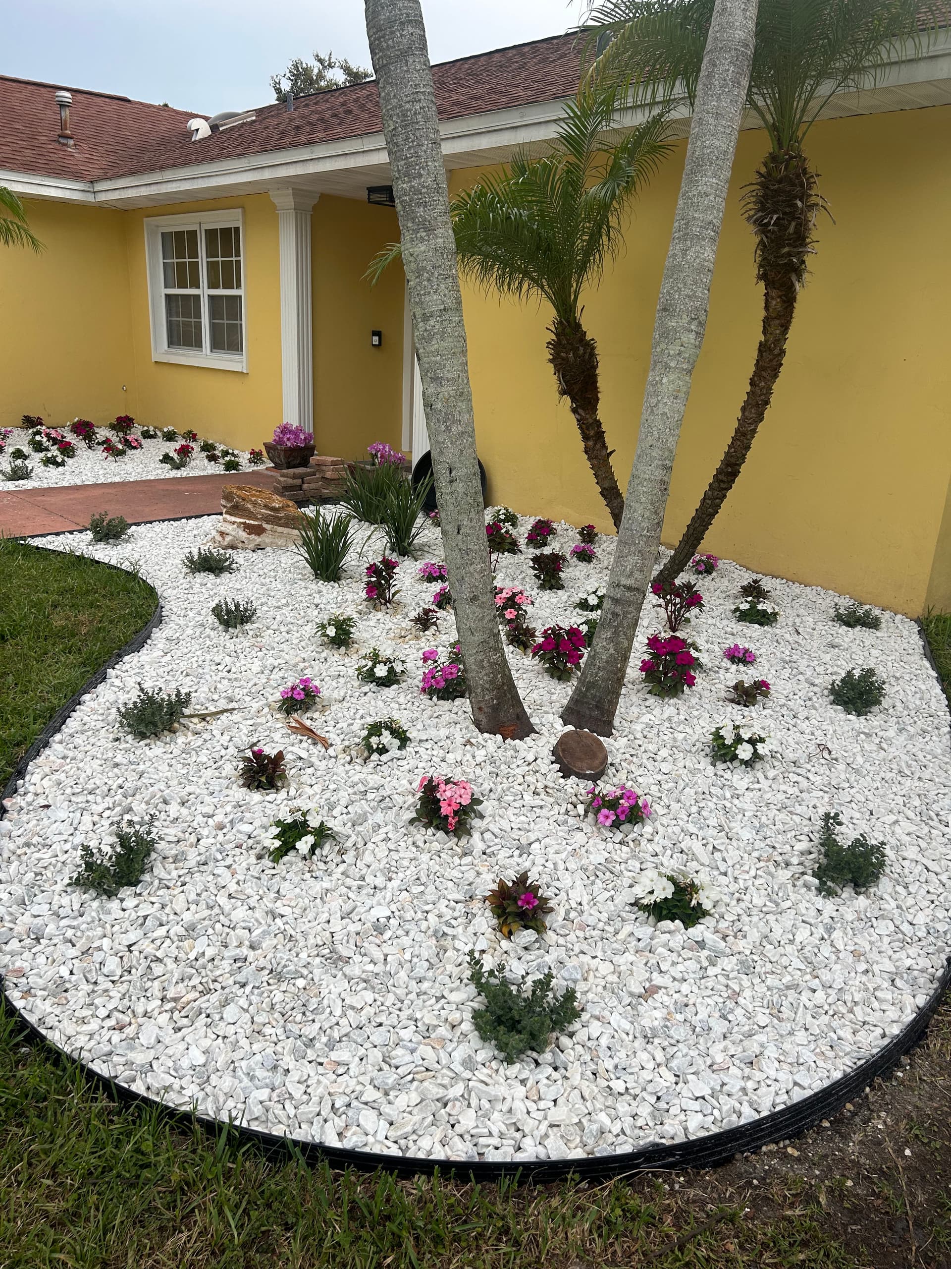 Gallery photos for Bright and Elegant Front Yard Makeover: Image #1