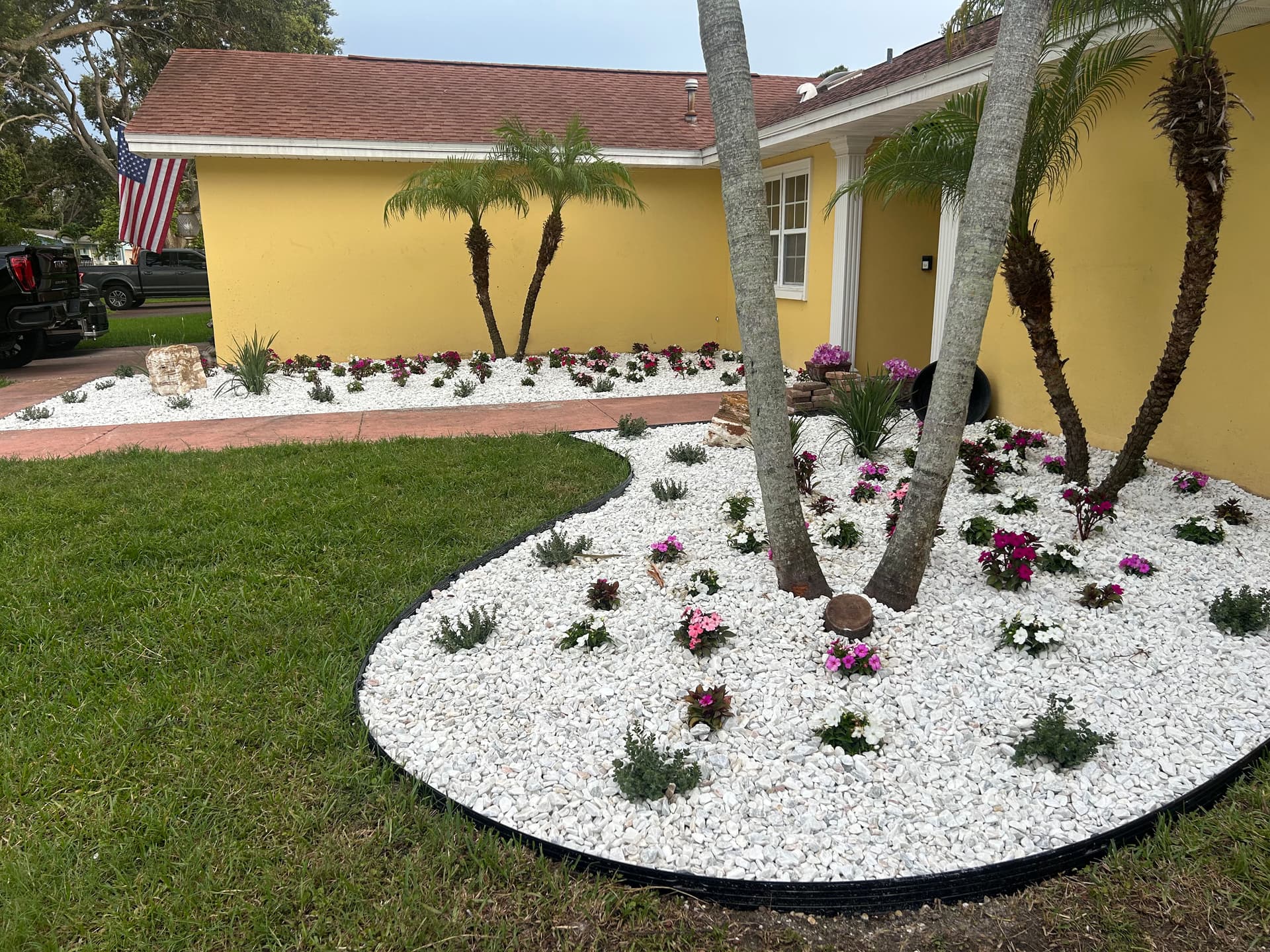 Gallery photos for Bright and Elegant Front Yard Makeover: Image #2