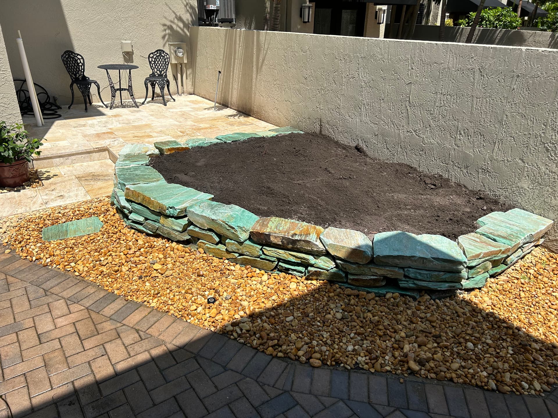 Gallery photos for Stunning Stonework Makeover with Green Boulder Wall: Image #7