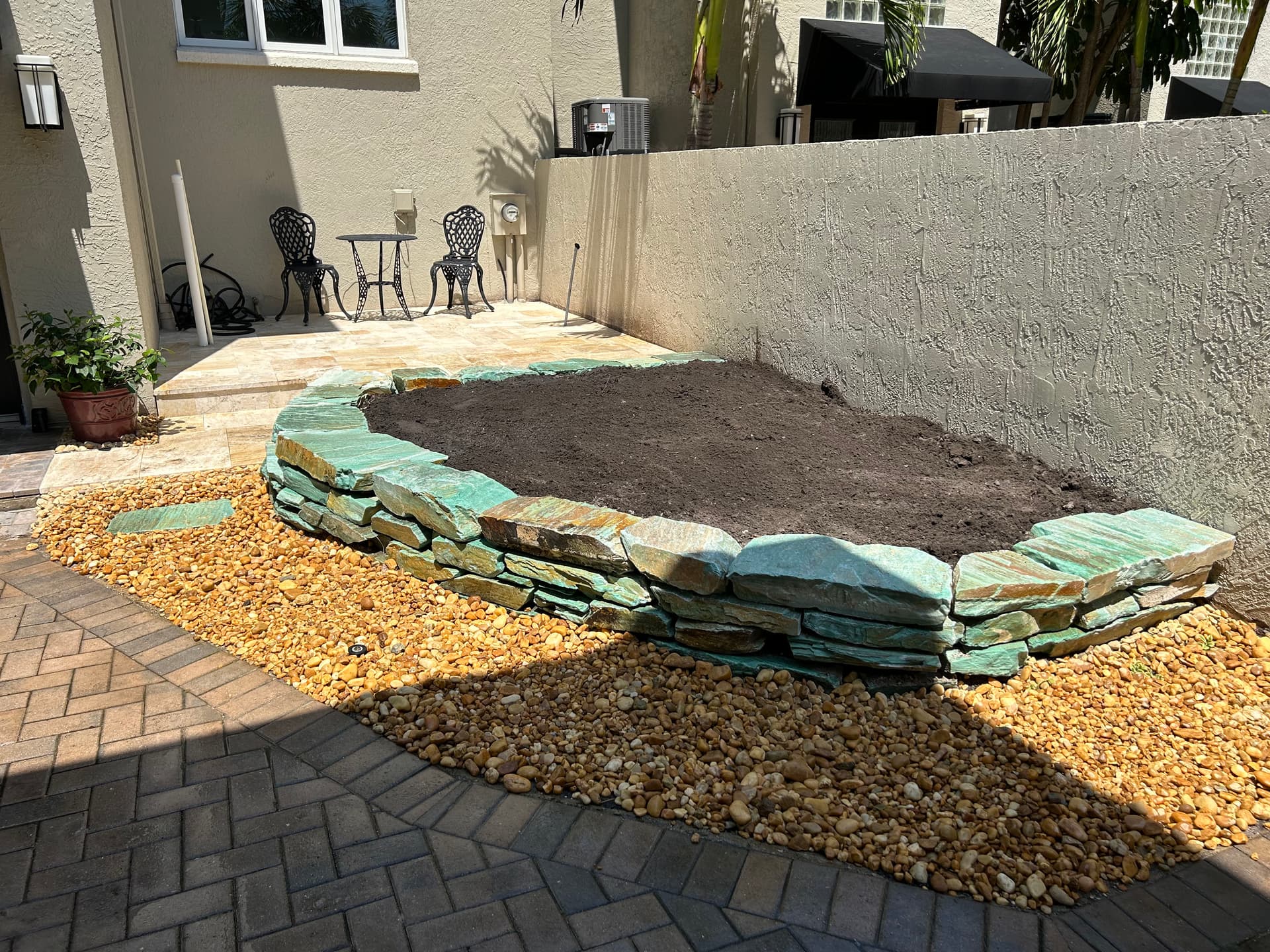 Gallery photos for Stunning Stonework Makeover with Green Boulder Wall: Image #8