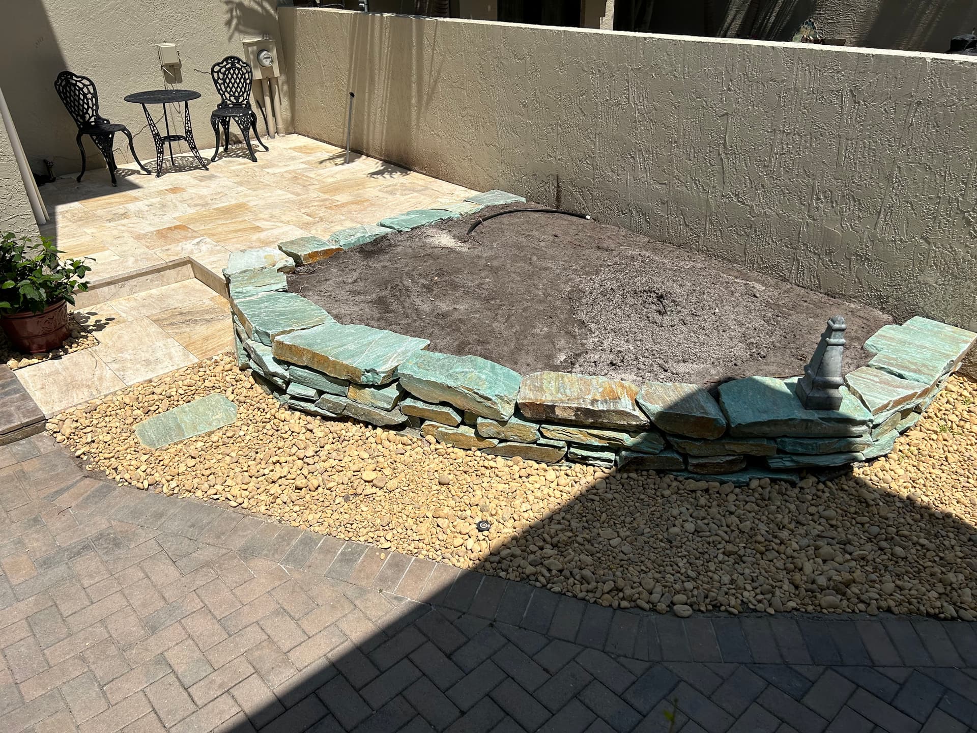 Gallery photos for Stunning Stonework Makeover with Green Boulder Wall: Image #6